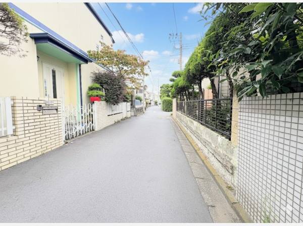 前面道路は幅4ｍあり、車もスムーズに通ります