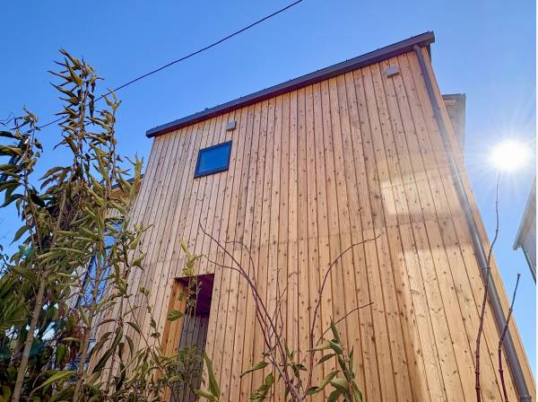 外壁の屋久島地杉に加え室内にも自然素材をふんだんに使用しています