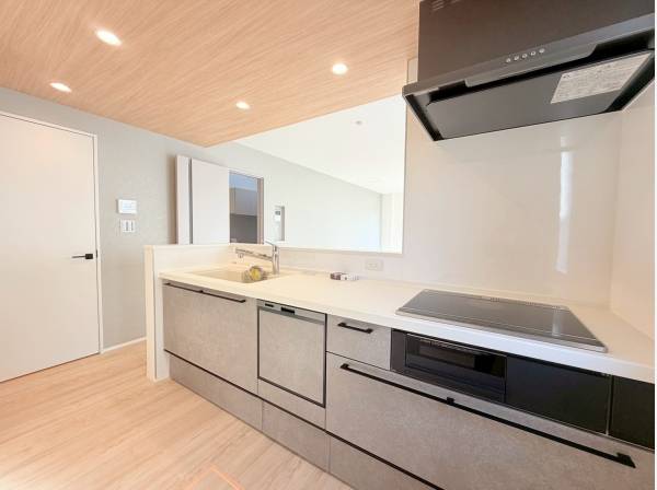 対面式のスタイリッシュなシステムキッチン、背面も広々！