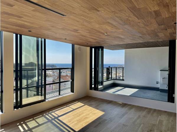 リビングからも海、江の島を望む眺望