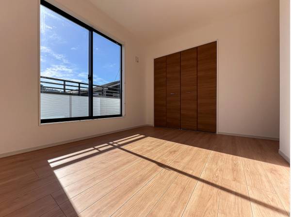 バルコニーに面した居室は収納も充実