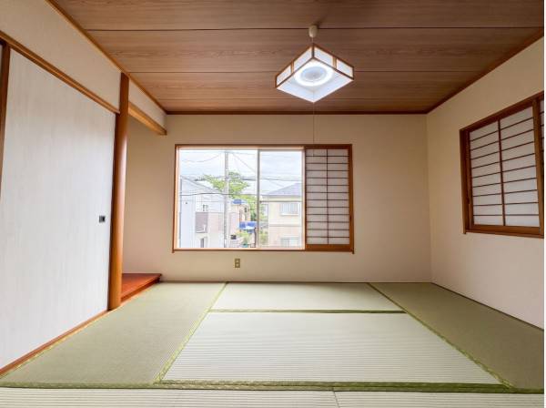 リビング横には落ち着いた雰囲気の和室も