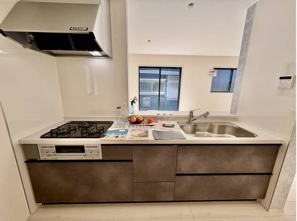 憧れのカウンターキッチンでたくさん料理ができますね。