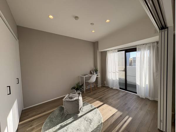 リビング隣接の洋間です