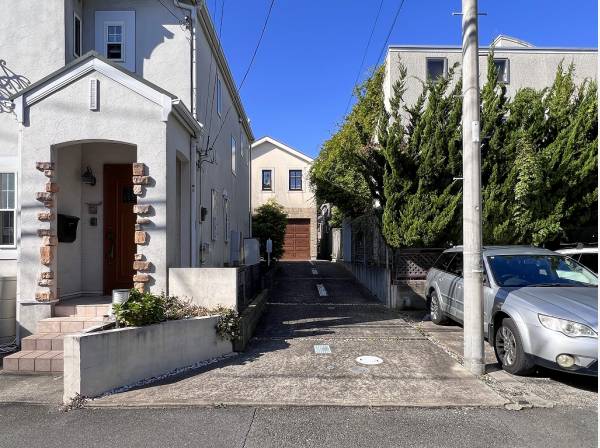 アプローチとガレージ内を合わせて5台分の駐車スペースが確保されています