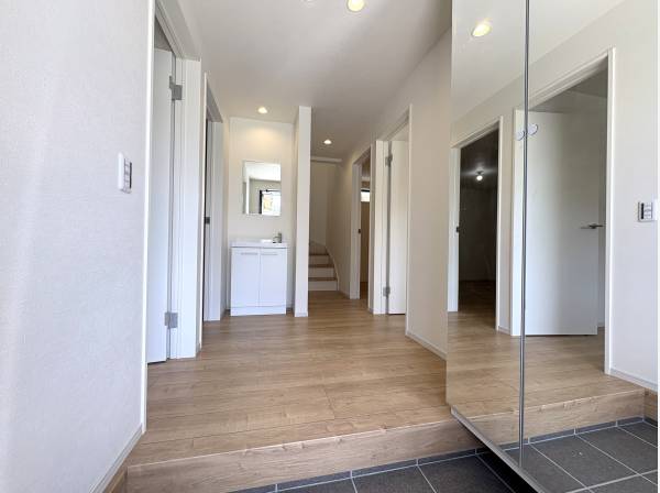 南向きの玄関は明るくすっきりとした広さ