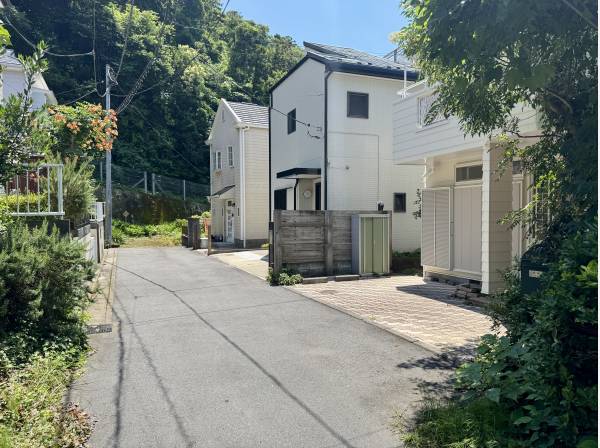 前面道路の様子。駐車場も完備です。