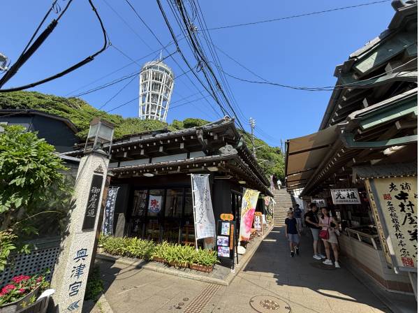 観光客で大いに賑わう御岩屋道通りよりすぐのポジション