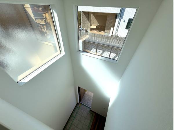 玄関に足を踏み入れた瞬間、高窓から差し込む柔らかな光に包まれます