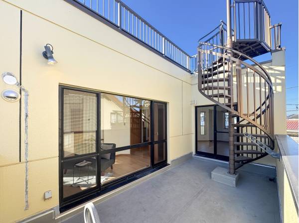 リビングと屋上を繋ぐバルコニーもこの広さ！