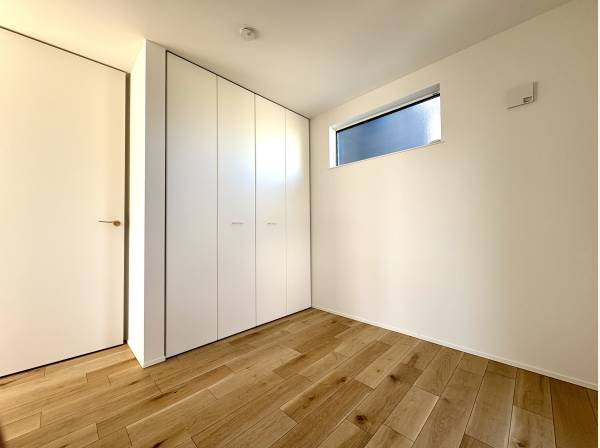 クローゼットを備えた4.5帖の使いやすい洋室
