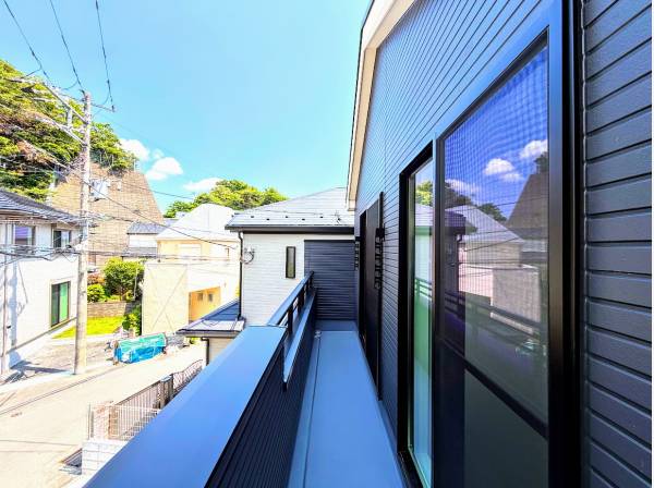 バルコニーへは二部屋から出ることができます