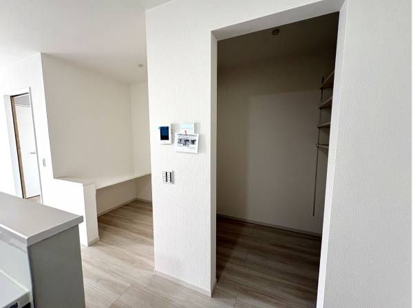 暮らしを整える頼もしい収納空間と嬉しいスタディーコーナー