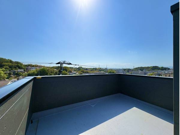 都会の喧騒を忘れさせる、開放感あふれるスカイバルコニー