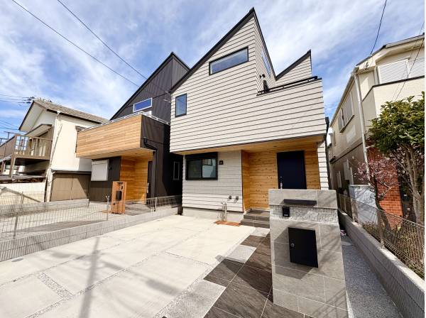 目を引かれるモダンテイストの外観！