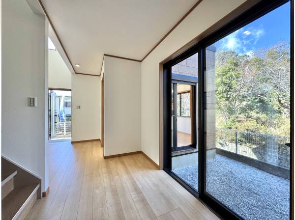 室内からそのまま外へ。内と外が溶け合う心地よい動線設計。