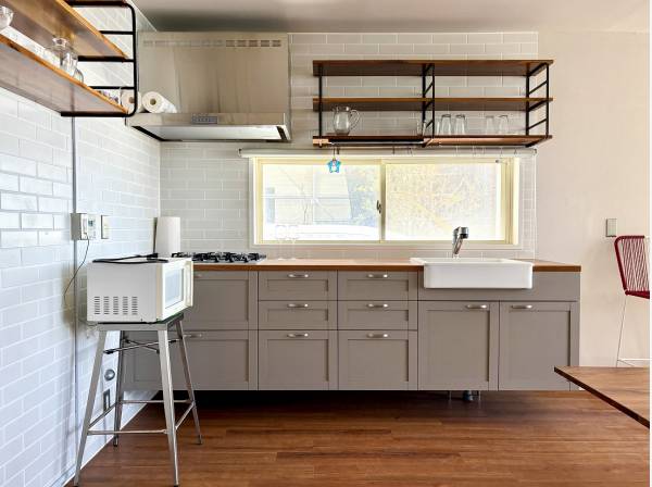 アクセントタイルに調和した欧米風キッチン