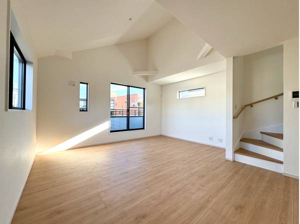 勾配天井で天井高のリビング