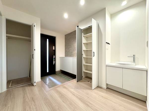 玄関も収納たっぷりでゆとりの空間です。手洗いカウンターも完備です。