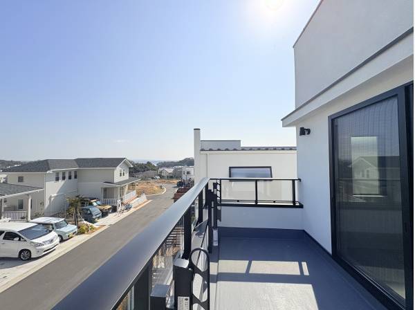 海を望む2階バルコニー