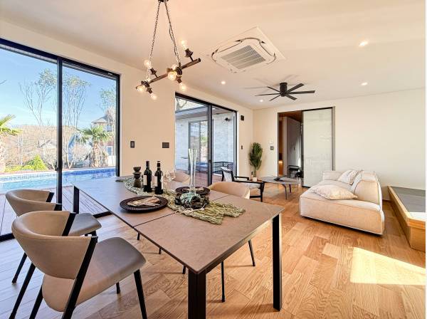 ＬＤＫから、プール越しに美しい高原別荘地の眺望をご覧いただけます