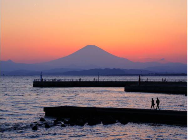 江の島の端から見た夕方の富士山（約2000ｍ）