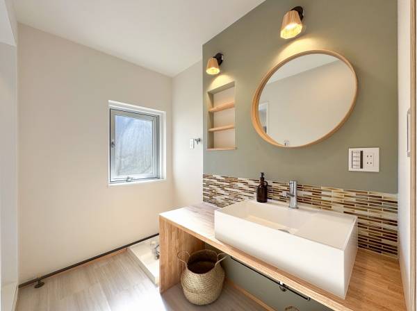 丸形ミラーやタイルが可愛らしいパウダールーム