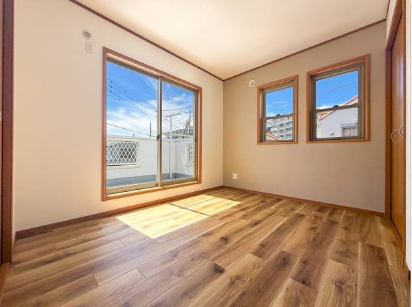 二面採光の洋室は陽当たり風通し共に良好