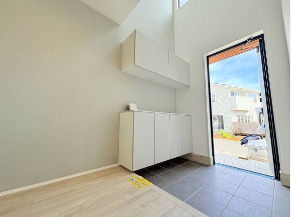 玄関は天井高く広がる開放感。