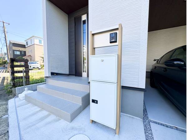 外出時に嬉しい宅配ボックス付き！