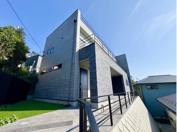 重厚感あふれる邸宅になります