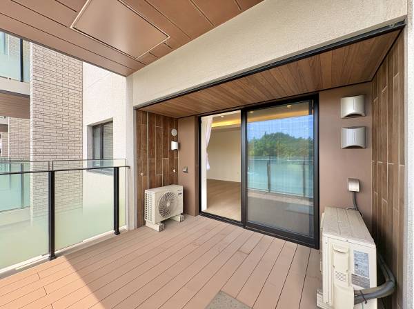 室内の続きを思わせる、ゆったりとした屋外空間。