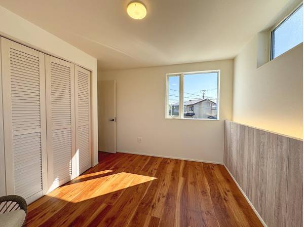 ベッドルーム。間接照明をあしらい非日常感を演出。