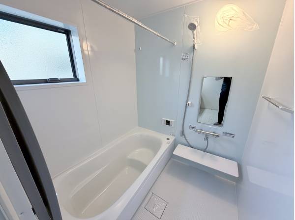 水色と白を基調としたバスルーム