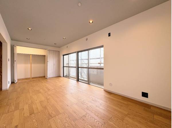 主寝室も13帖の広さ