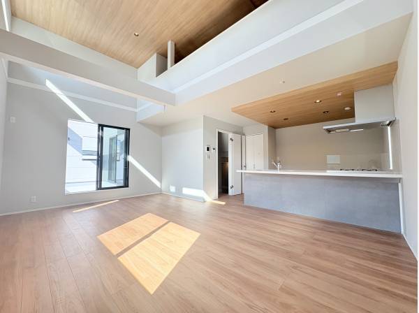 上部にはロフトもついており、開放的なリビングになってます。