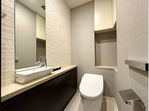 手洗いカウンター付きのトイレ