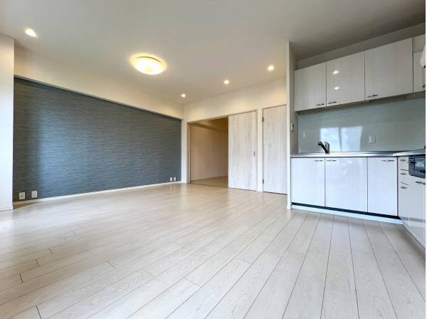 爽やかなカラーで纏められた美しいLDK