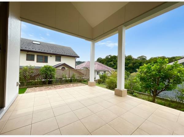 お庭に繋がる開放感あるテラス