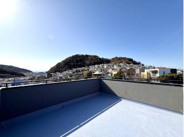 ルーフバルコニーからは葉山の山並みと海を眺めます。
