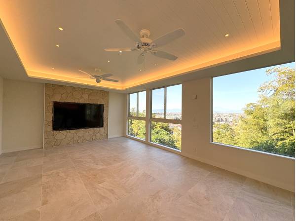 ３０帖もの広さのリビング。大きなＦＩＸ窓の先にはパノラマビューが