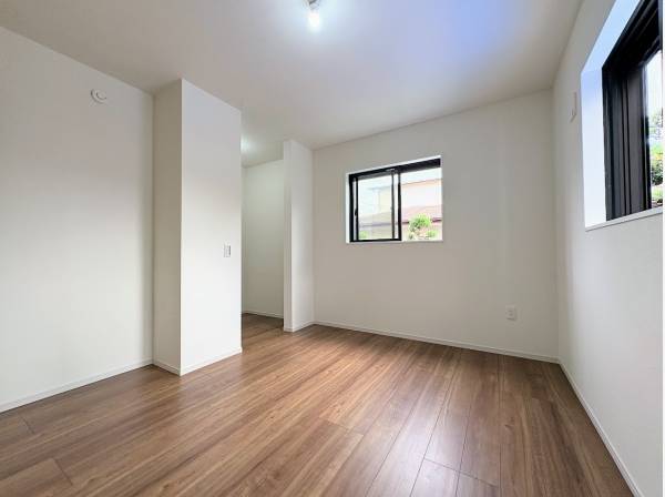 広々とした洋室、収納もあります