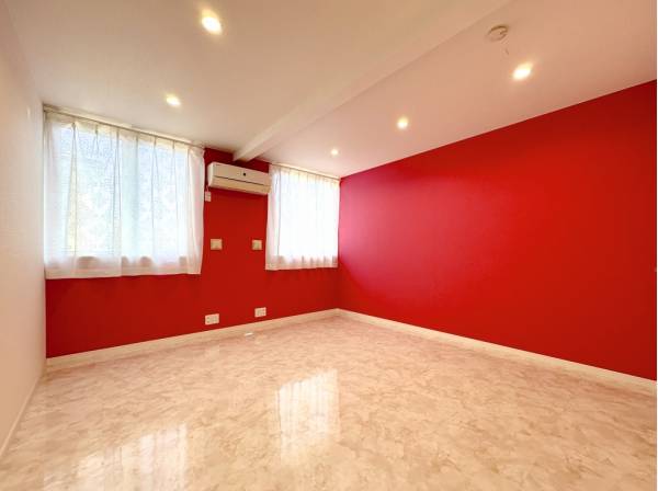 大理石調の床材が品を添える＜赤の部屋＞