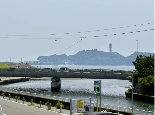 江ノ島と海を眺めます。