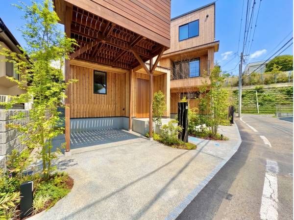 深い軒が嬉しい車庫。頭上にはウッドデッキがございます