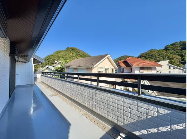 広いバルコニーは開放感があり陽光が差込む明るい空間です