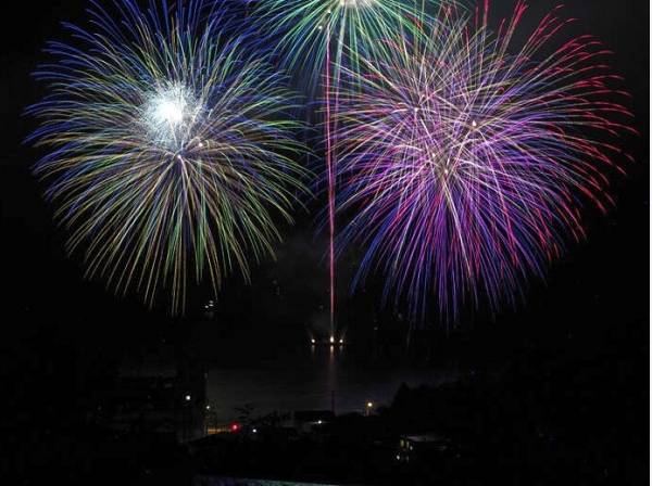 夜空と海に溶け込む花火もプライベートな空間で