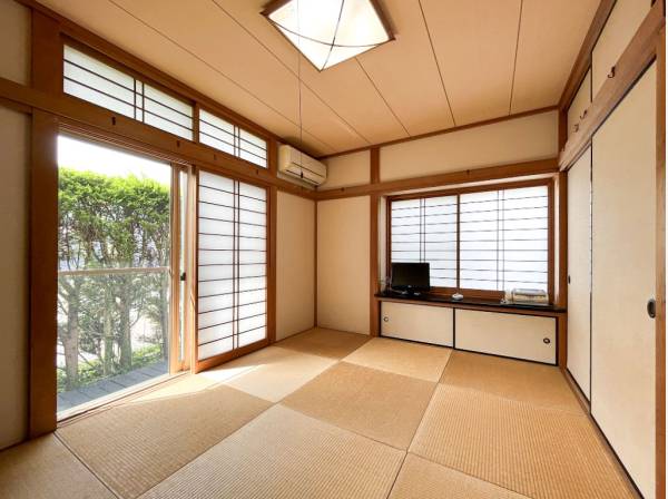 お庭が寄り添う憩いの和室スペース