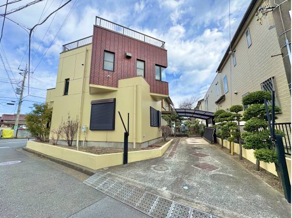 車２台を余裕で駐車できるカースペースです。