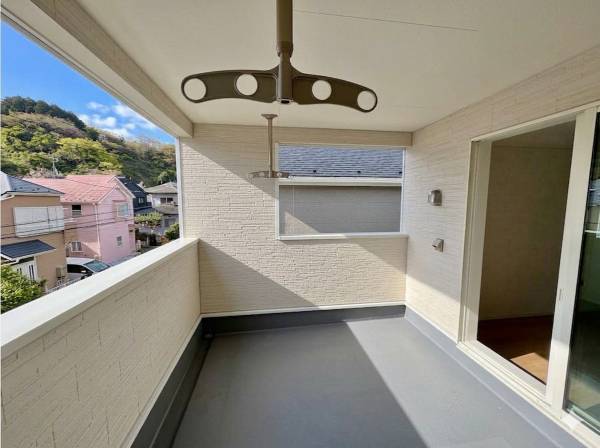 屋根付きバルコニーなので洗濯物も安心して干せます！